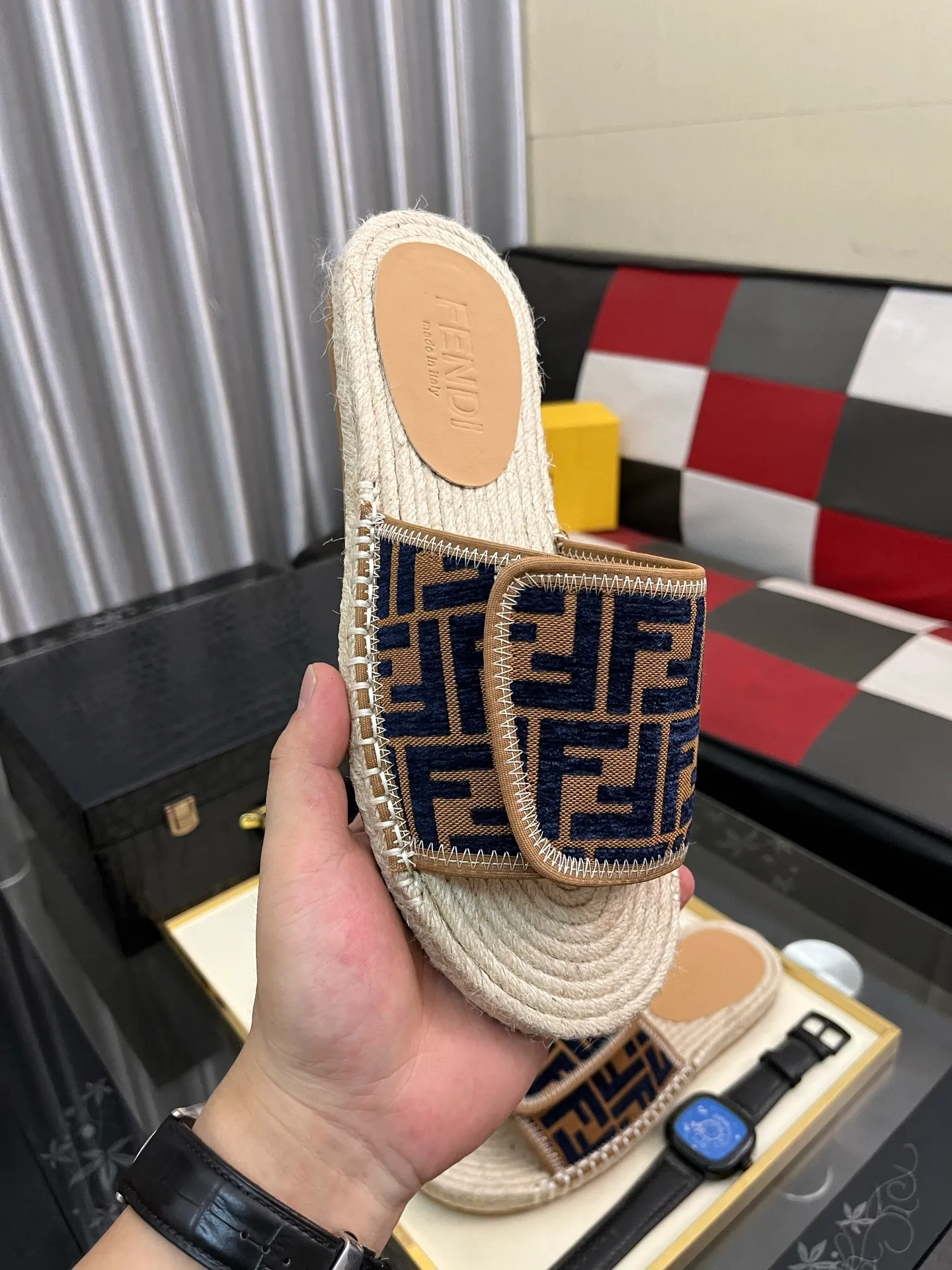 Men's shoes💰320⌚️⌚️[FENDI~Fendi slippers] High-end men's shoes brand official website 1:1 latest masterpiece: original mold customization, fabrics made of imported original materials, upgraded outsole, lighter, top quality in the market, simple and tasteful, a must-have for fashionistas, fashion is at your feet, full of confidence, the same style at the counter👍The season of summer slippers is here. Yardage: 38-44. Can be customized45.46.47